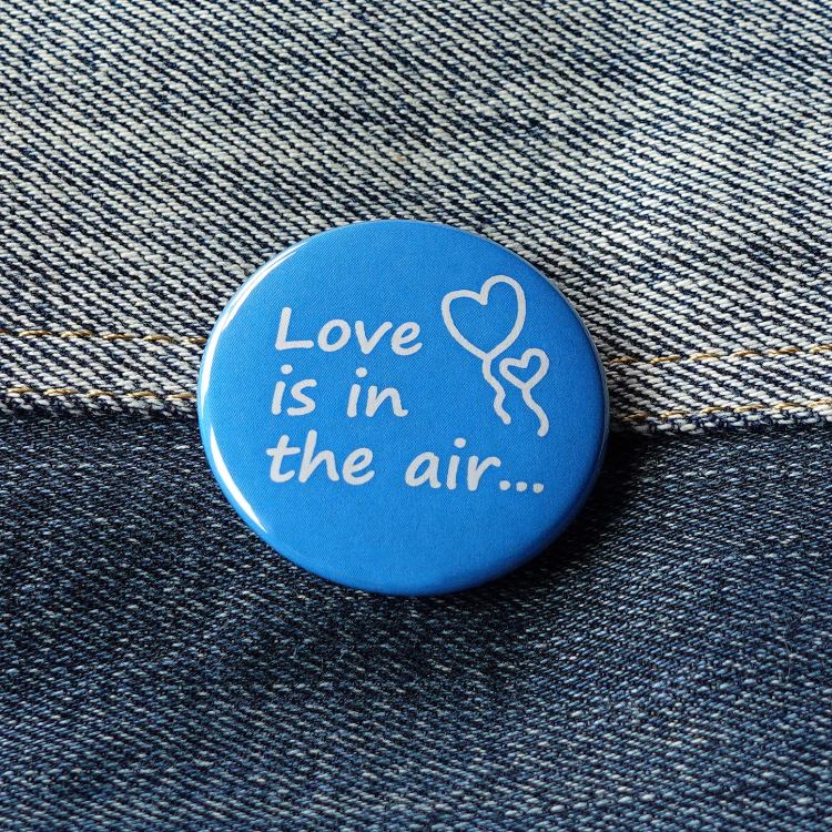 Ansteckbutton Love is in the air...blau auf Jeans